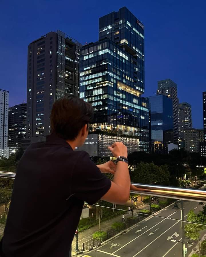 Báo vợ không về nhà nhưng gửi nhầm sang vợ cũ, đọc tin nhắn cô ấy trả lời tôi không kìm được nước mắt