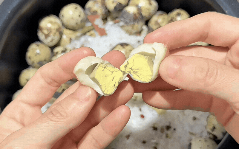 Bắt trend làm trứng cút nướng muối tại nhà bằng nồi cơm điện: Món ăn vặt "gây bão" vì quá dễ mà lại ngon bất bại!