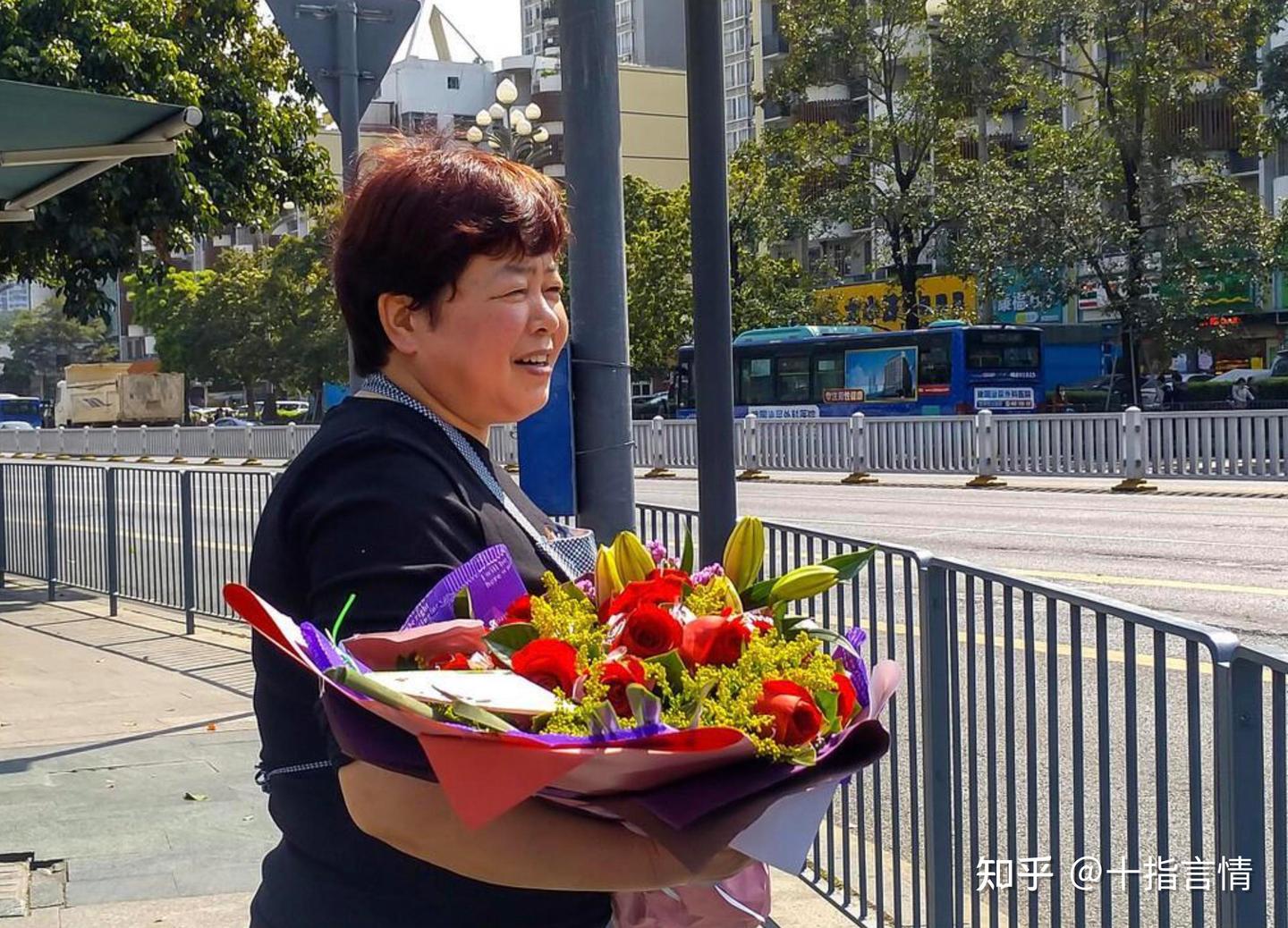 Hai người hàng xóm cùng tiết kiệm: Một người để dưỡng già, một người dồn cho con và cái kết khiến ai cũng phải nghĩ lại- Ảnh 1.