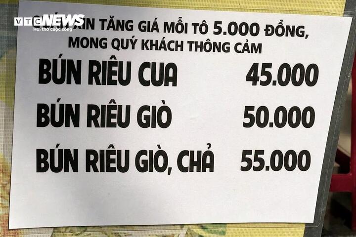 Hàng quán tăng giá, dân văn phòng rủ nhau thành lập 'hội cơm nhà'