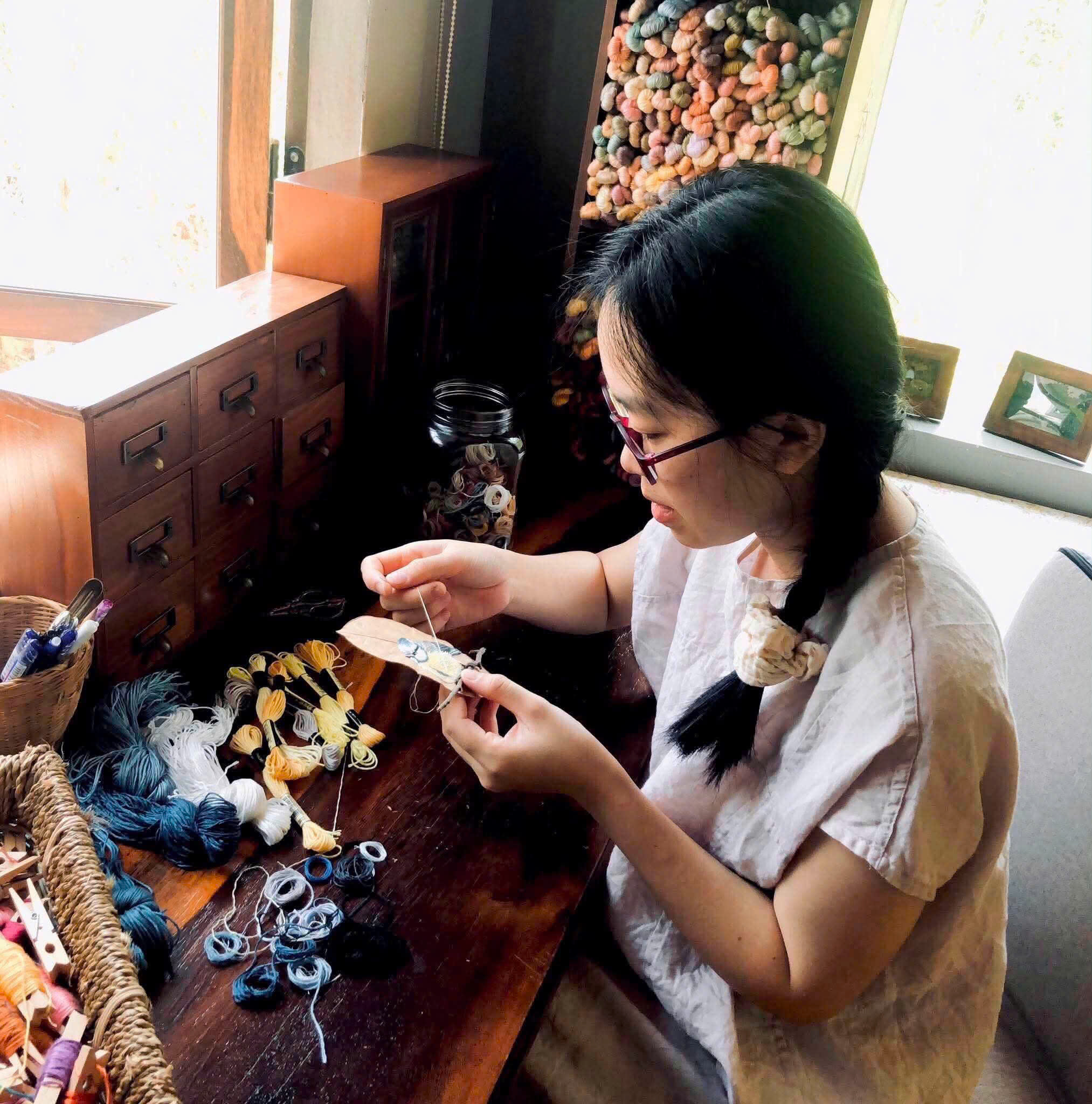 Cô gái biến lá mít khô thành tranh tiền triệu, khách hỏi mua ngay trong đêm  - Ảnh 1.