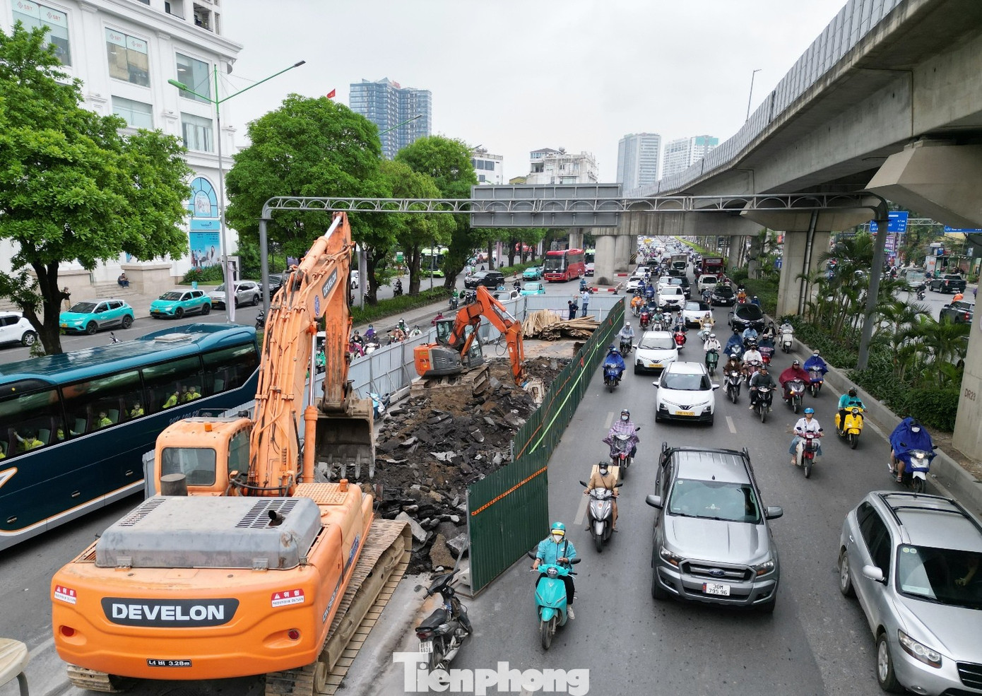 Người dân chật vật đi qua nhiều lô cốt, hàng rào thi công ở Hà Nội