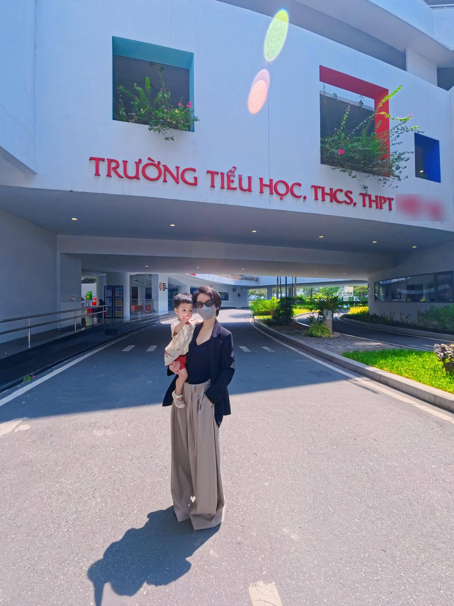 Từng sợ con tự ti vì học "trường nhà giàu" nhưng ba mẹ đi xe máy, bà mẹ TP.HCM nhận ra: Quan trọng hơn vật chất là dạy con điều này