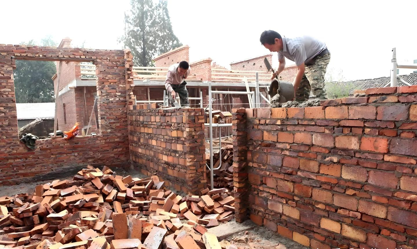 Ước mơ về quê xây nhà nghỉ hưu tan vỡ sau 3 tháng thi công: 5 lần khiếu nại khiến tôi phải nghĩ lại tất cả - Ảnh 1.