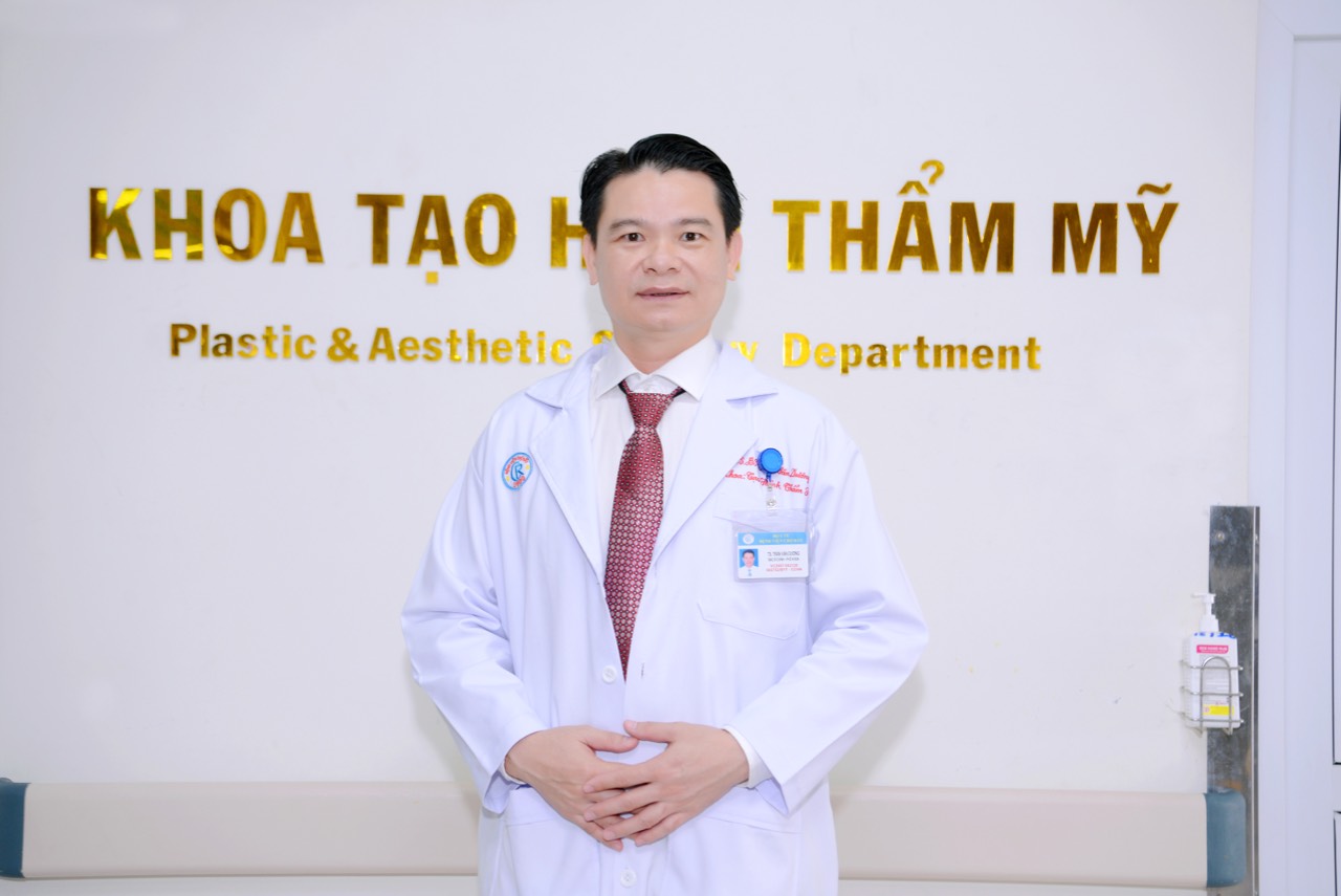 Tiến Sĩ Bác Sĩ Trần Văn Dương - Trưởng Khoa Tạo Hình Thẩm Mỹ, Bệnh viện Chợ Rẫy.