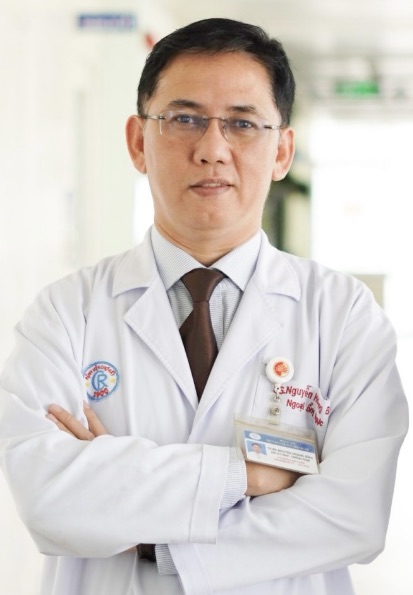 Tiến Sĩ Bác Sĩ Nguyễn Hoàng Bình - Trưởng Khoa Ngoại Lồng Ngực – Bệnh viện Chợ Rẫy.