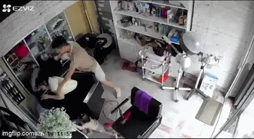 Người phụ nữ ôm trẻ nhỏ bị đánh đập ở Hà Nội, hai anh em khai nguồn cơn