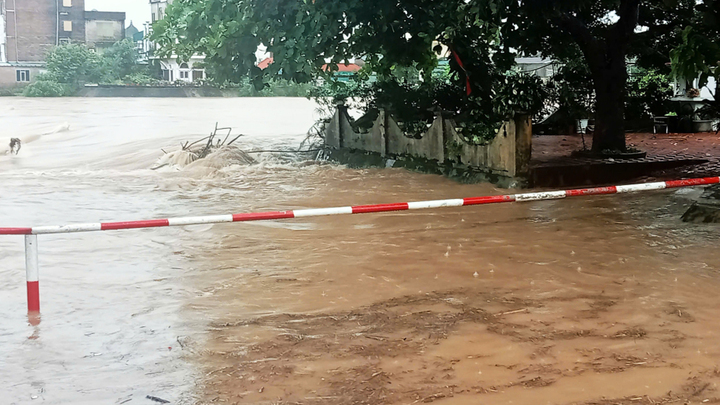 Video: Khoảnh khắc nước sông dâng cao cuồn cuộn, tràn vào nhà dân ở Quảng Ninh