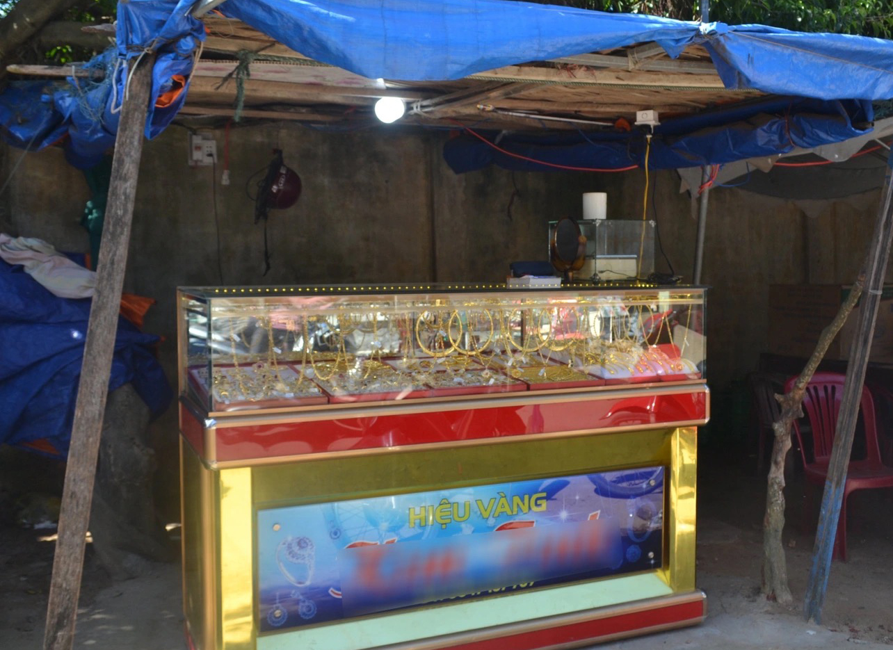 Độc lạ tiệm vàng nằm