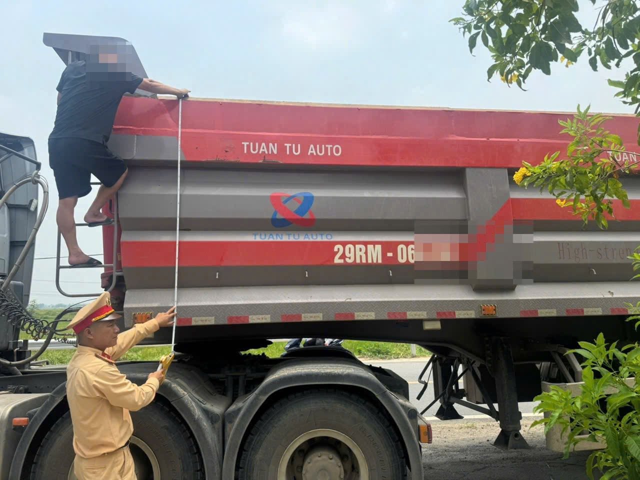 Tài xế ở Hà Nội vừa bị xử phạt 67 triệu đồng vì một lỗi rất nguy hiểm
