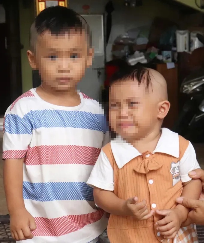 Xót xa cảnh 2 cháu bé bị bỏ rơi trước cổng chùa dưới trời mưa ướt sũng