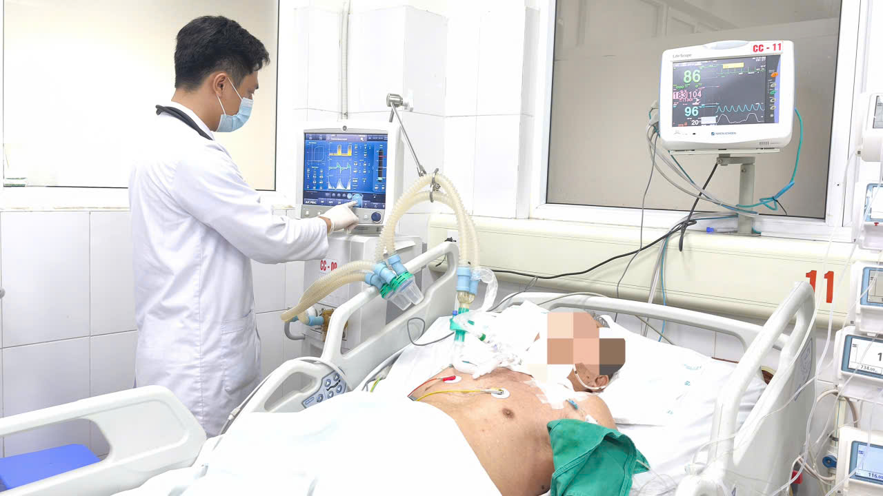Một cụ ông ở Hưng Yên nguy kịch sau khi gà mổ vào chân