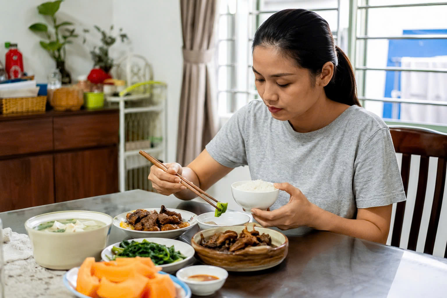 Nên ăn 3 bữa 1 ngày hay chia nhỏ thành nhiều bữa nhỏ hơn? - Ảnh 1.